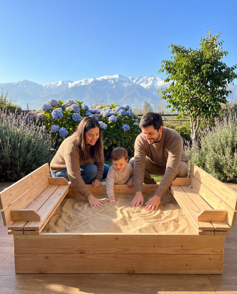 Familia jugando con arena para niños en un arenero infantil con la cordillera de Santiago de fondo — Cimic