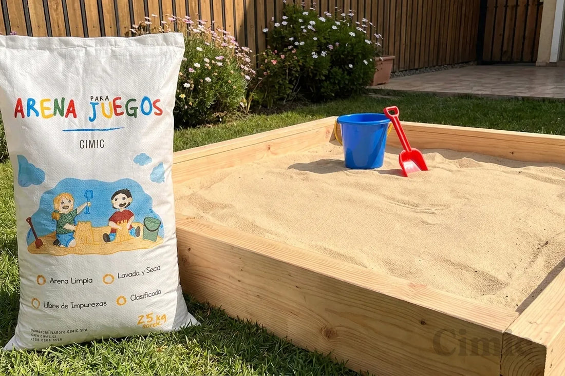 Saco de arena para niños Cimic de 25 kg junto a un arenero de madera, para calcular cuántos sacos se necesitan