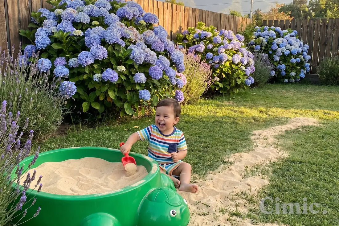 Niño jugando feliz en un arenero con arena limpia y bien mantenida en un patio de Santiago