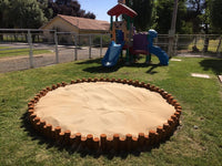 Niños jugando con arena Cimic en arenero de jardín