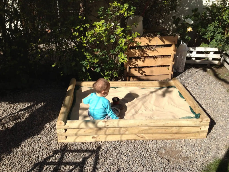Niños jugando en arenero con arena limpia para juegos infantiles en Santiago. Arena 25kg harneada y lavada, sin impurezas. Cimic, venta de arena para areneros en Santiago – cimic.cl
