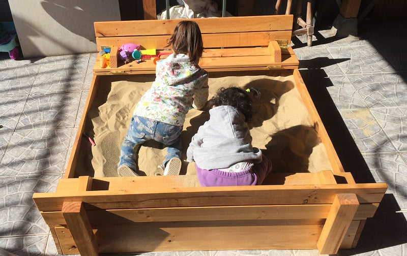 Niños jugando en arenero con arena limpia para juegos infantiles en Santiago. Arena 25kg harneada y lavada, sin impurezas. Cimic, venta de arena para areneros en Santiago – cimic.cl