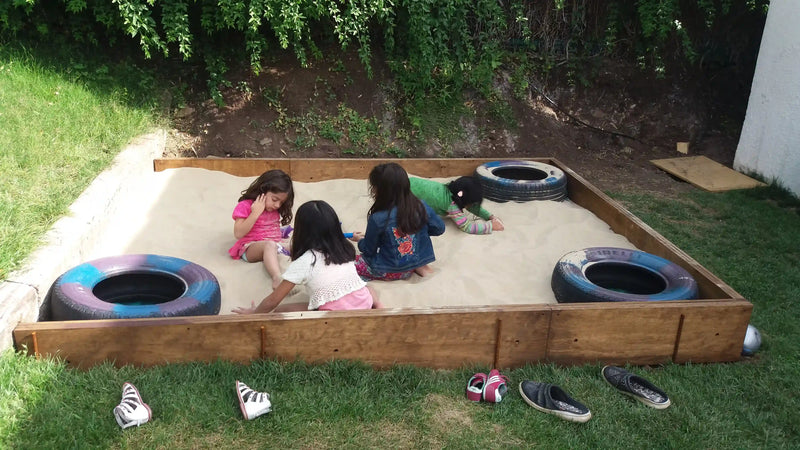 Niños jugando en arenero con arena limpia para juegos infantiles en Santiago. Arena 25kg harneada y lavada, sin impurezas. Cimic, venta de arena para areneros en Santiago – cimic.cl