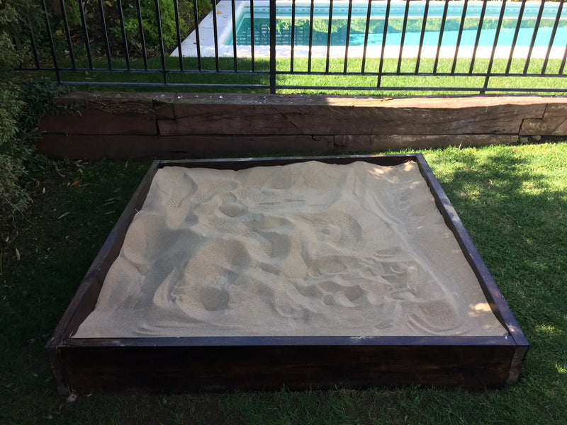 Arenero infantil con arena limpia para niños en Santiago. Arena harneada, lavada y libre de impurezas, saco 25kg. Despacho a domicilio en toda la Región Metropolitana. Cimic – cimic.cl