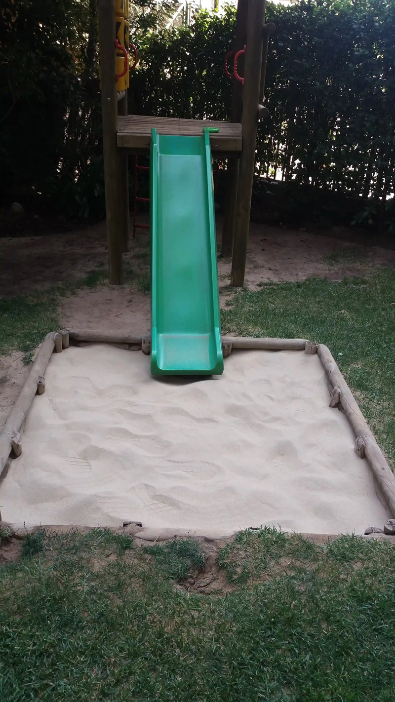 Arenero infantil con arena limpia para niños en Santiago. Arena harneada, lavada y libre de impurezas, saco 25kg. Despacho a domicilio en toda la Región Metropolitana. Cimic – cimic.cl