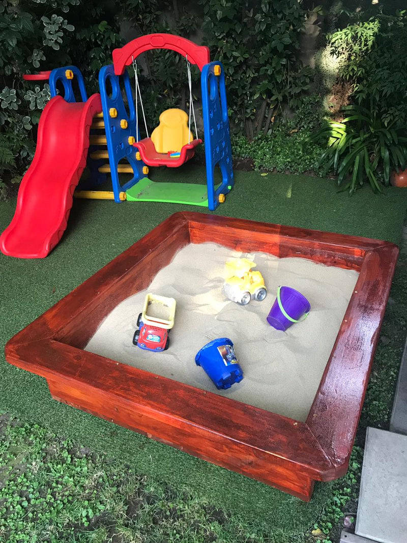 Arenero infantil con arena limpia para niños en Santiago. Arena harneada, lavada y libre de impurezas, saco 25kg. Despacho a domicilio en toda la Región Metropolitana. Cimic – cimic.cl