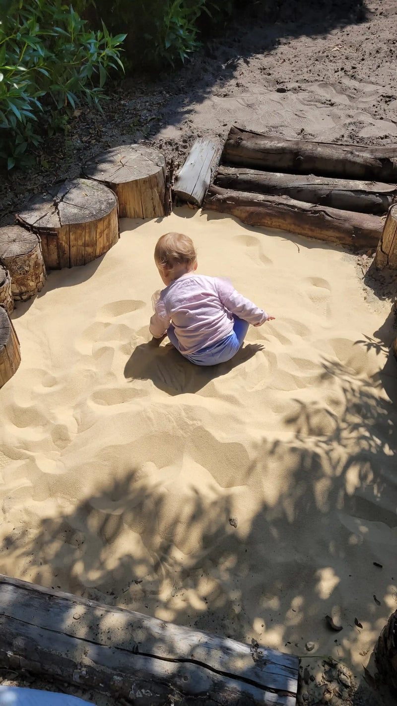 Niños jugando en arenero con arena limpia para juegos infantiles en Santiago. Arena 25kg harneada y lavada, sin impurezas. Cimic, venta de arena para areneros en Santiago – cimic.cl