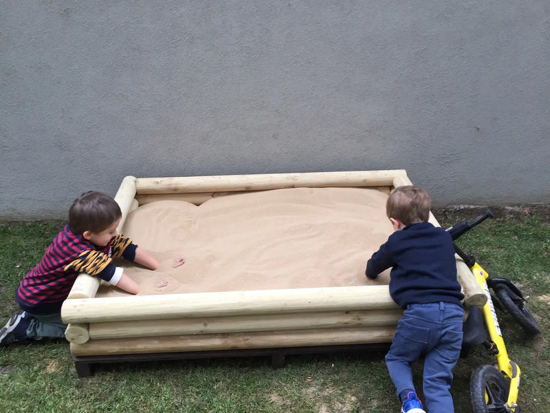 Niños jugando en arenero con arena limpia para juegos infantiles en Santiago. Arena 25kg harneada y lavada, sin impurezas. Cimic, venta de arena para areneros en Santiago – cimic.cl