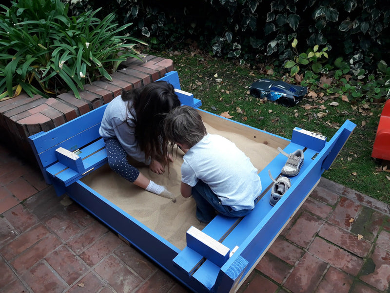 Niños jugando en arenero con arena limpia para juegos infantiles en Santiago. Arena 25kg harneada y lavada, sin impurezas. Cimic, venta de arena para areneros en Santiago – cimic.cl
