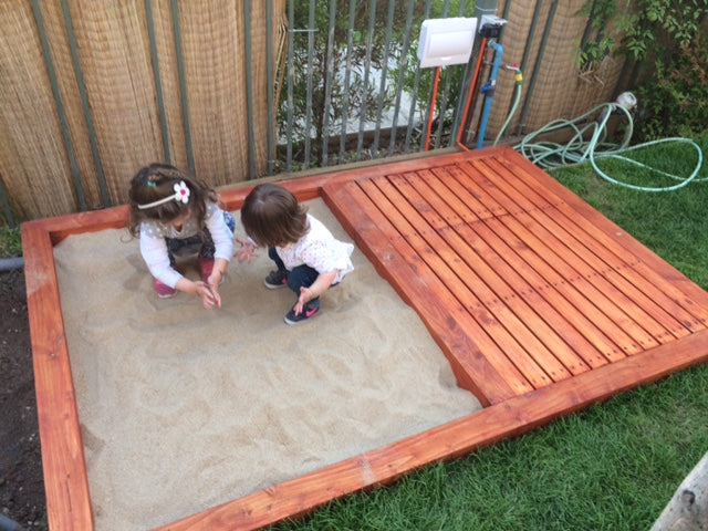 Niños jugando en arenero con arena limpia para juegos infantiles en Santiago. Arena 25kg harneada y lavada, sin impurezas. Cimic, venta de arena para areneros en Santiago – cimic.cl