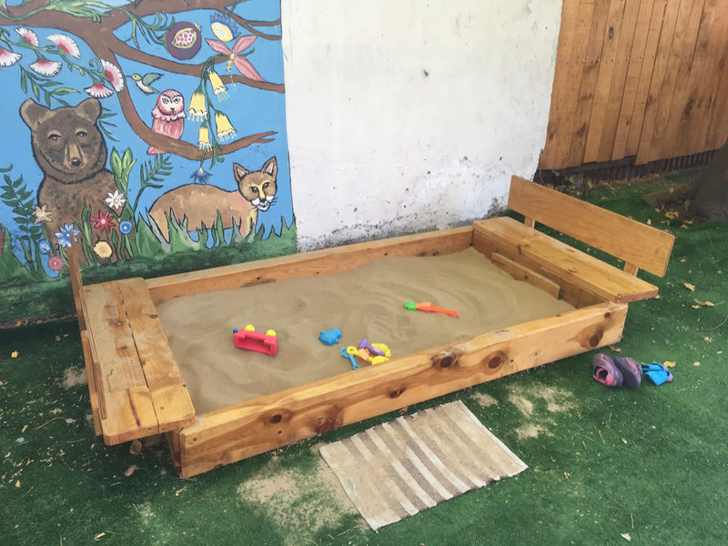 Arenero infantil con arena limpia para niños en Santiago. Arena harneada, lavada y libre de impurezas, saco 25kg. Despacho a domicilio en toda la Región Metropolitana. Cimic – cimic.cl
