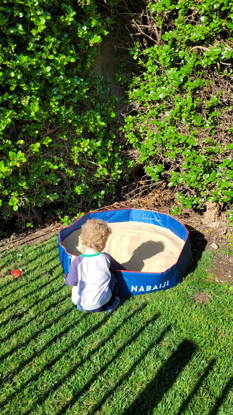 Niños jugando en arenero con arena limpia para juegos infantiles en Santiago. Arena 25kg harneada y lavada, sin impurezas. Cimic, venta de arena para areneros en Santiago – cimic.cl