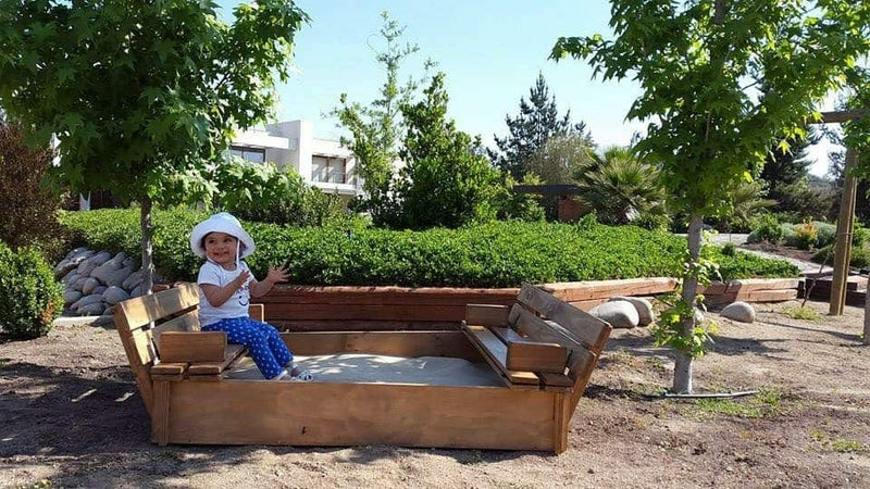 Niños jugando en arenero con arena limpia para juegos infantiles en Santiago. Arena 25kg harneada y lavada, sin impurezas. Cimic, venta de arena para areneros en Santiago – cimic.cl