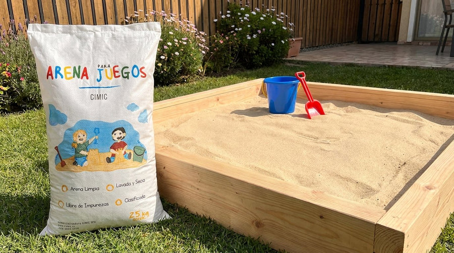 Saco de arena para arenero infantil junto a un arenero de madera con arena para niños — Cimic