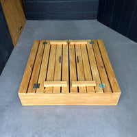 Arenero de madera para niños de 120 × 120 cm con la tapa cerrada