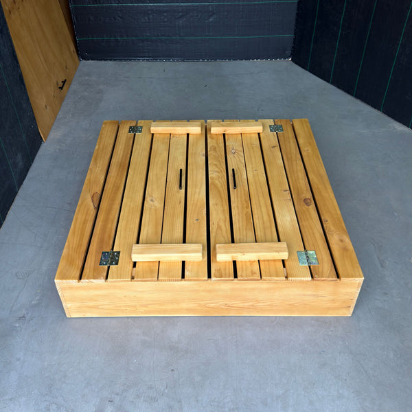 Arenero de madera para niños de 120 × 120 cm con la tapa cerrada
