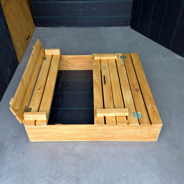 Arenero de madera para niños de 120 × 120 cm con una mitad de la tapa cerrada y la otra abierta como banca