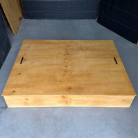 Arenero de madera para niños de 120 × 150 cm con su tapa entera de terciado y dos manillas