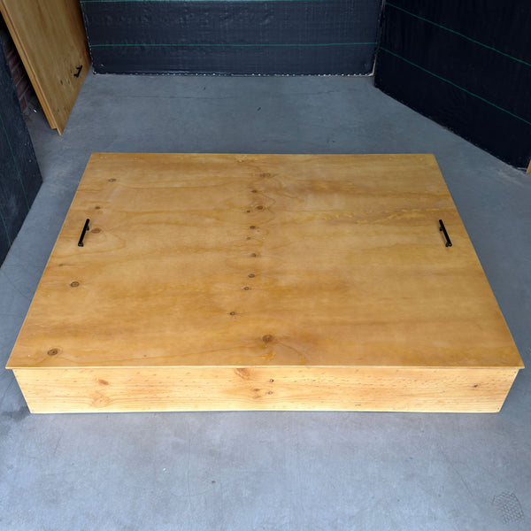 Arenero de madera para niños de 120 × 150 cm con su tapa entera de terciado y dos manillas