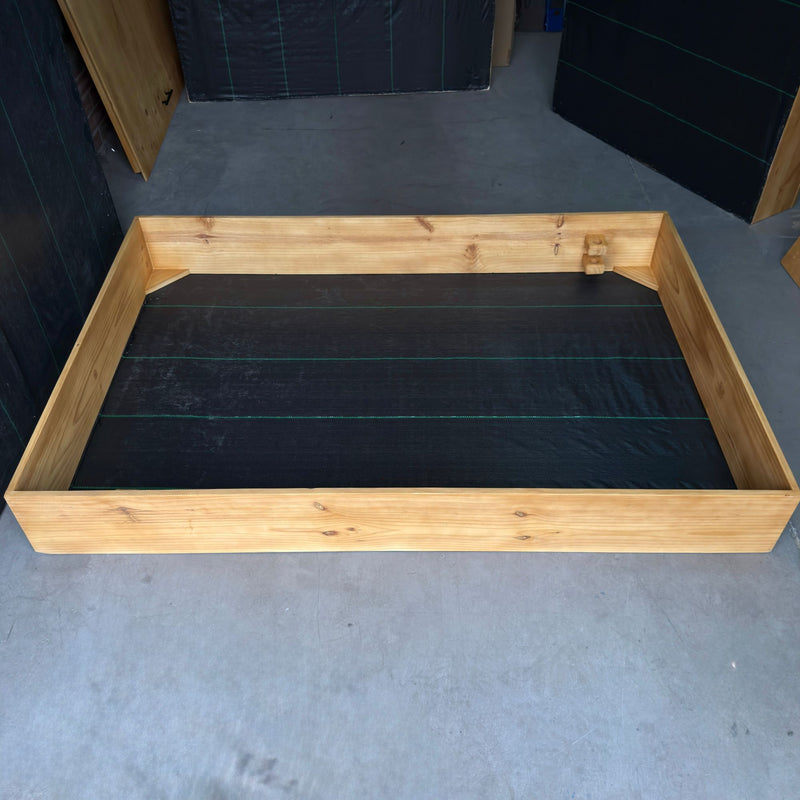 Arenero de madera para niños de 120 × 180 cm abierto, con malla antimaleza en el fondo