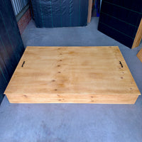 Arenero de madera para niños de 120 × 180 cm con su tapa entera de terciado y dos manillas