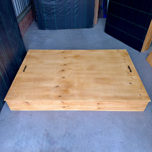 Arenero de madera para niños de 120 × 180 cm con su tapa entera de terciado y dos manillas