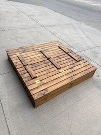 Arenero de madera para niños de 150 × 150 cm cerrado, con la tapa puesta
