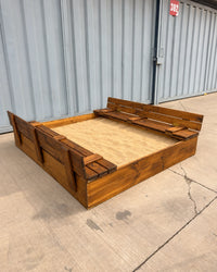 Arenero de madera para niños de 150 × 150 cm lleno de arena, con las tapas convertidas en bancas con respaldo