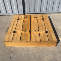 Arenero de madera para niños de 150 × 150 cm cerrado, con la tapa puesta