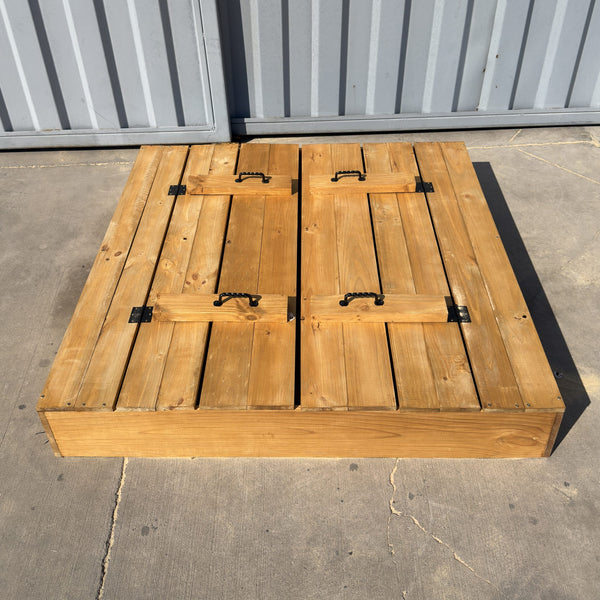 Arenero de madera para niños de 150 × 150 cm cerrado, con la tapa puesta