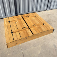 Arenero de madera para niños de 180 × 150 cm cerrado, con la tapa puesta