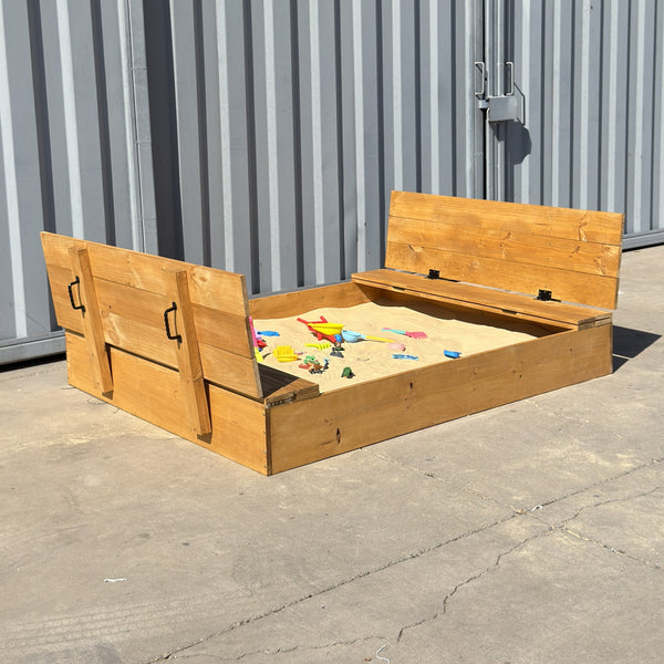 Arenero de madera para niños de 180 × 150 cm abierto, con las dos tapas convertidas en bancas