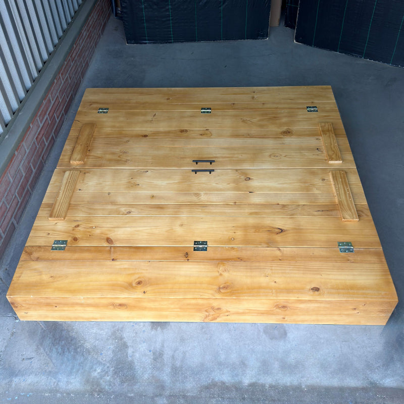 Arenero de madera para niños de 200 × 200 cm con la tapa cerrada