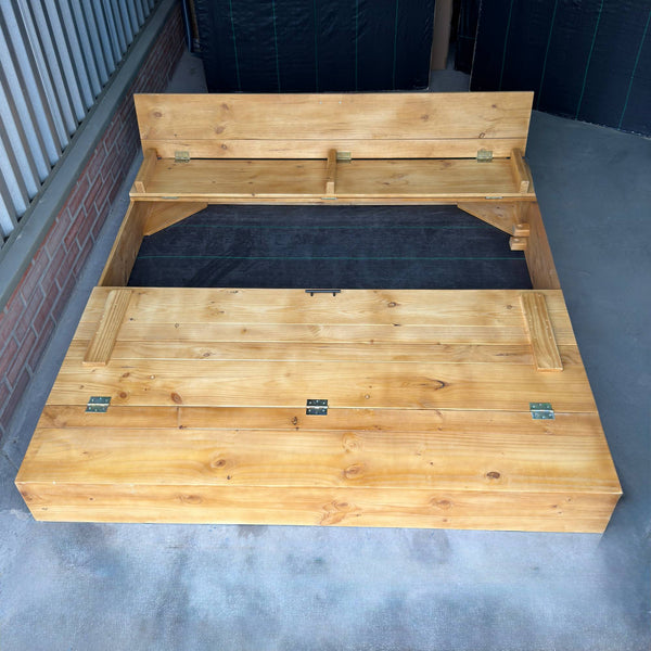 Arenero de madera para niños de 200 × 200 cm con una banca con respaldo abierta y la otra mitad de la tapa cerrada