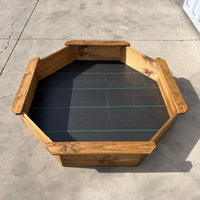 Arenero de madera octogonal de 150 cm de diámetro, vista superior con sus cuatro asientos