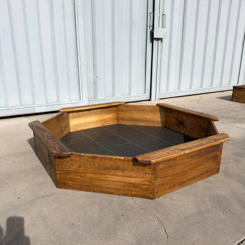 Arenero de madera octogonal para niños de 150 cm de diámetro visto de frente, con cuatro asientos en el borde