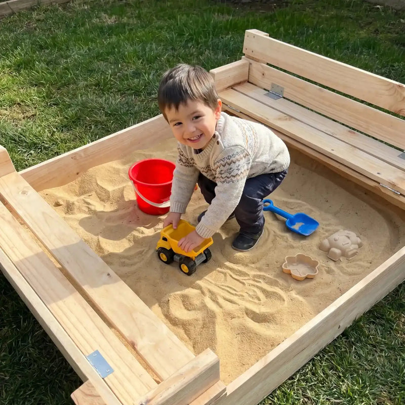 Niño jugando con un camión en el arenero de madera Cimic con las bancas abiertas
