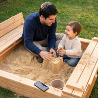 Papá e hijo construyendo un castillo de arena en el arenero de madera Cimic
