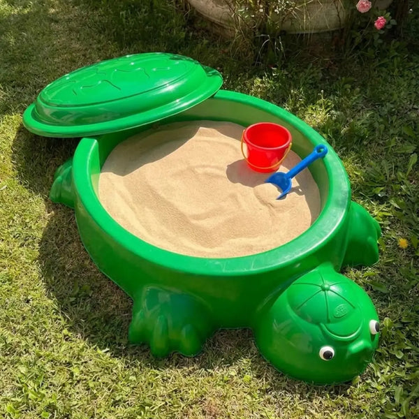 Arenero plástico tortuga verde con tapa, arena incluida, balde y pala en el jardín - Cimic