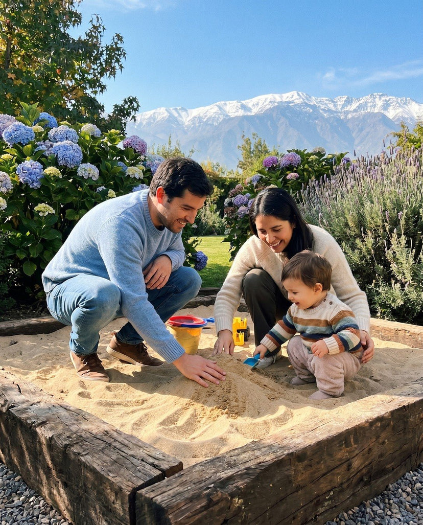 Familia chilena jugando en un arenero con arena Cimic y la cordillera nevada de fondo en Santiago
