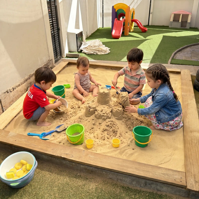 Niños jugando en arenero con arena limpia para juegos infantiles en Santiago. Arena 25kg harneada y lavada, sin impurezas. Cimic, venta de arena para areneros en Santiago – cimic.cl