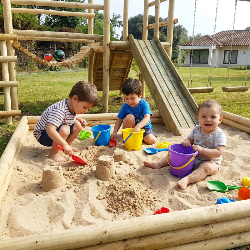 Niños jugando en arenero con arena limpia para juegos infantiles en Santiago. Arena 25kg harneada y lavada, sin impurezas. Cimic, venta de arena para areneros en Santiago – cimic.cl
