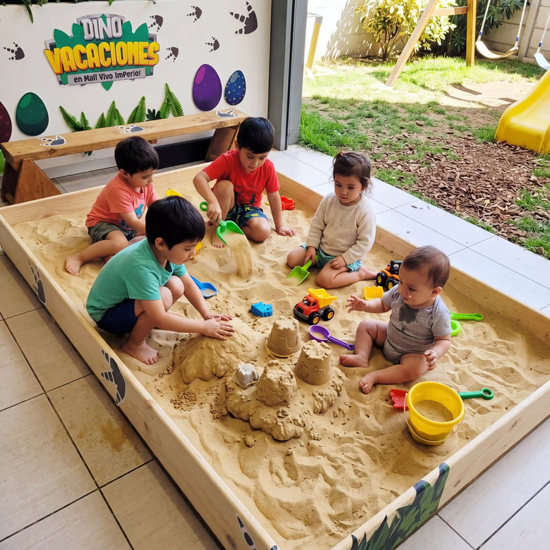 Niños jugando en arenero con arena limpia para juegos infantiles en Santiago. Arena 25kg harneada y lavada, sin impurezas. Cimic, venta de arena para areneros en Santiago – cimic.cl