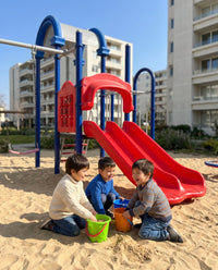 Niños jugando con arena Cimic en el arenero de un condominio en Santiago