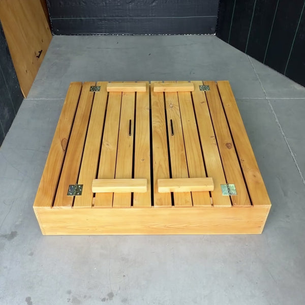 Arenero de madera para niños de 120 × 120 cm: la tapa se abre en dos y se convierte en bancas con respaldo — video