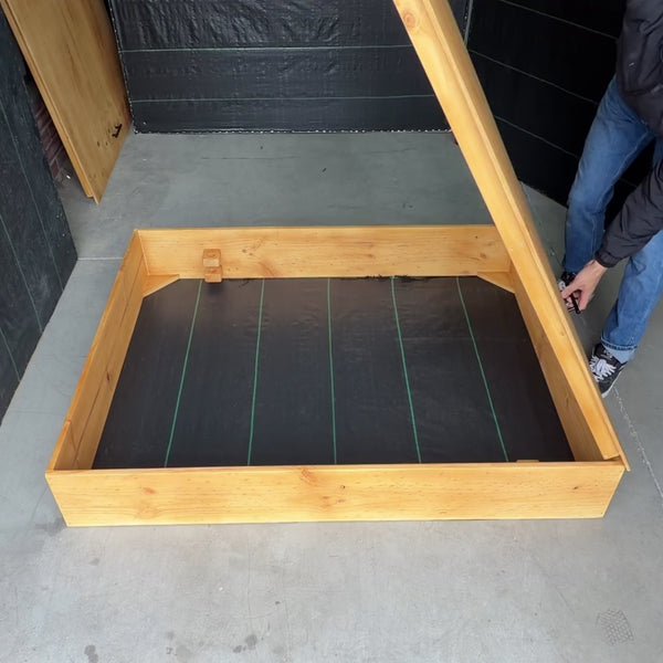 Arenero de madera para niños de 120 × 150 cm: así se pone la tapa entera — video