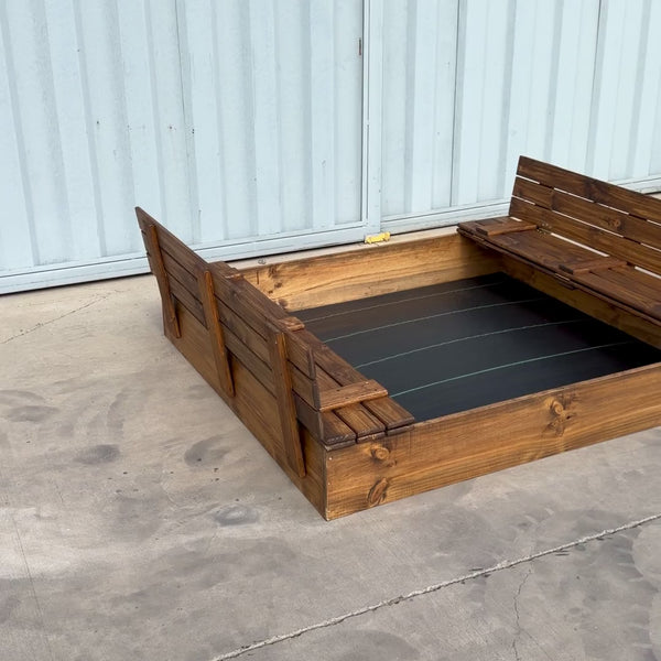 Arenero de madera para niños de 180 × 150 cm con bancas y tapa plegable — video de detalle