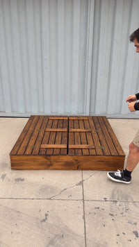 Arenero de madera para niños de 150 × 150 cm con tapa que se hace banca — video de presentación