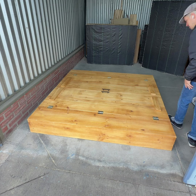 Arenero de madera para niños de 200 × 200 cm: la tapa se abre en dos y se convierte en bancas con respaldo — video