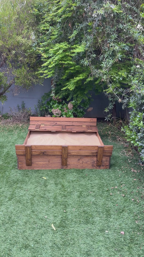 Arenero de madera para niños de 150 × 150 cm: tapa que se abre en bancas y arena fina — video